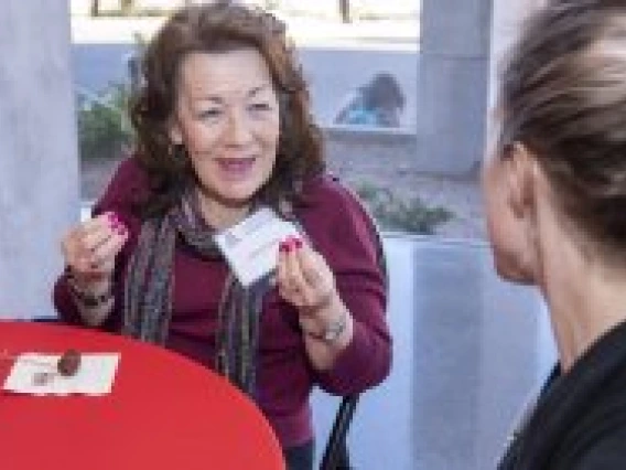 2 women talking while eating a snack